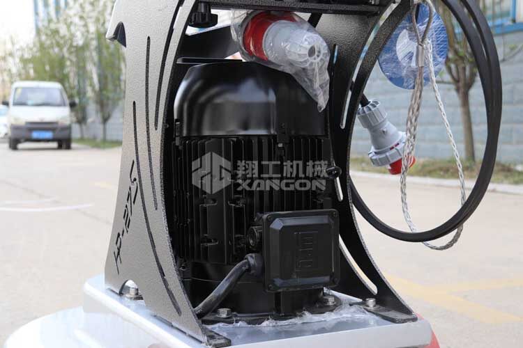 拋光機(jī)是為了讓地面表面有光澤，需要先研磨后才可以拋光。拋光分為粗拋和精拋，這時(shí)候可以使用拋光機(jī)，配合拋光墊，提高地面的光澤度。高速地坪拋光機(jī)讓你輕松完成地坪拋光工作，提高地坪亮度。