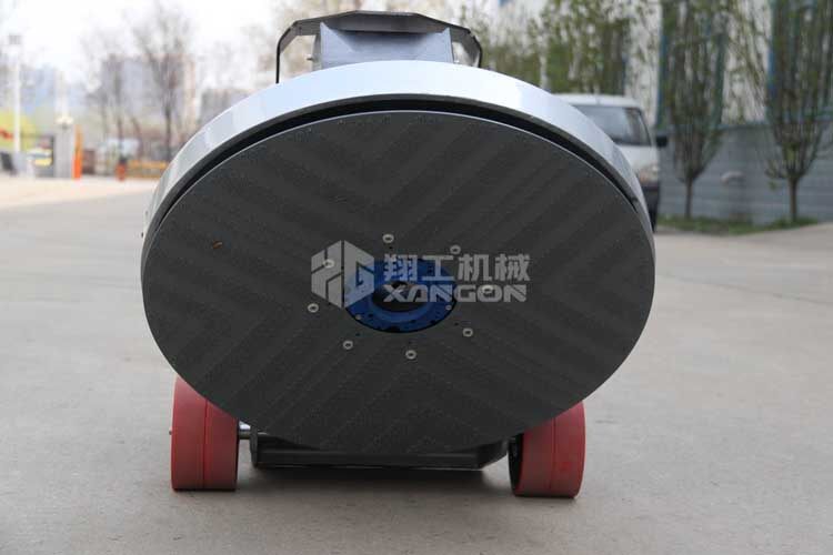 拋光機(jī)是為了讓地面表面有光澤，需要先研磨后才可以拋光。拋光分為粗拋和精拋，這時(shí)候可以使用拋光機(jī)，配合拋光墊，提高地面的光澤度。高速地坪拋光機(jī)讓你輕松完成地坪拋光工作，提高地坪亮度。