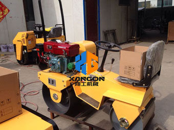 濰坊風箏節(jié)草坪壓平，客戶選擇了翔工小型壓路機