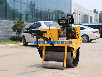 炎熱的夏天注意小型壓路機施工規(guī)范 炎熱的夏天注意小型壓路機施工規(guī)范