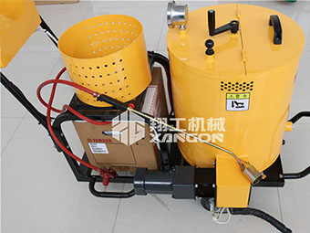 翔工瀝青灌縫機(jī)打造競爭優(yōu)勢(shì)，在養(yǎng)護(hù)設(shè)備市場中脫穎而出