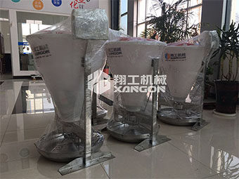 瀝青灌縫機(jī)廠家轉(zhuǎn)變養(yǎng)殖思維，智能化搶先市場(chǎng)