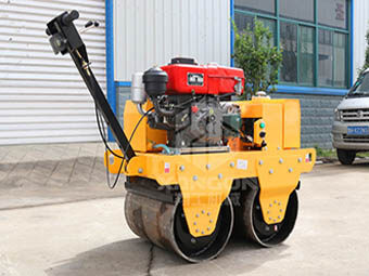 小型壓路機(jī)雨季夜間施工應(yīng)該注意哪些問題呢？