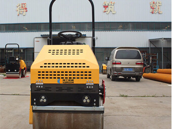  如何讓小型壓路機(jī)適應(yīng)市場(chǎng)的發(fā)展？