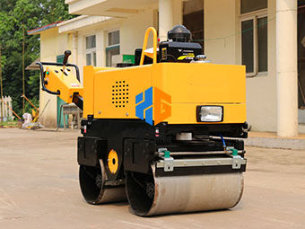 為什么小型壓路機適合公路養(yǎng)護呢？