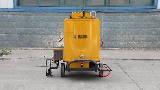 瀝青灌縫機整機配備發(fā)電機組，可以提供充足動力